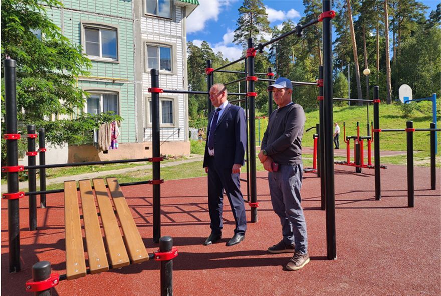 Депутаты «Единой России» помогают обновлять площадки МКД