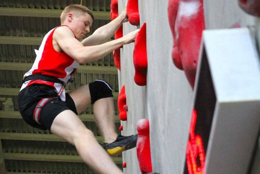 В Пензе показывают свое мастерство скалолазы