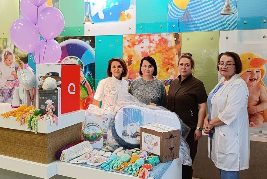 Единороссы передали подарки для малышей