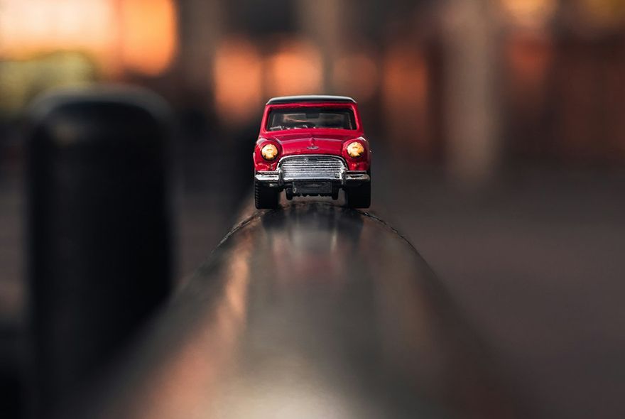 Автомобиль - средство передвижения, а не рекламы