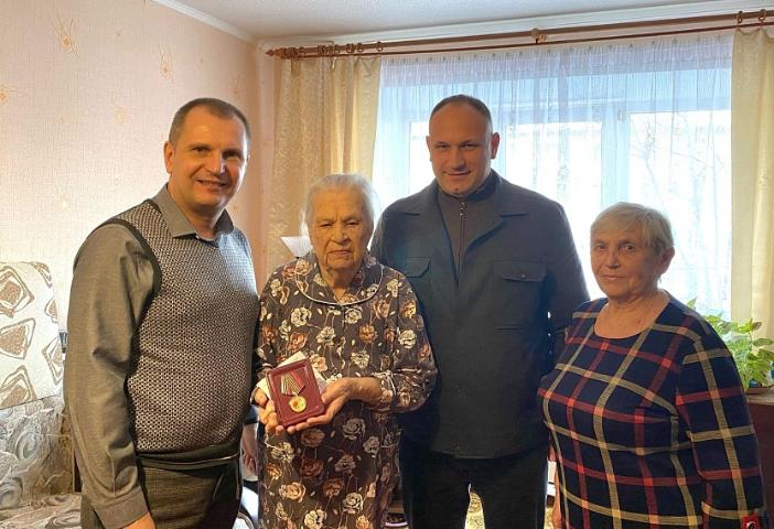 Депутат Заксобра вручил пензячке медаль