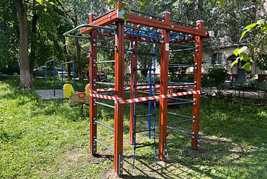 В округе Дениса Соболева появились новые игровые комплексы 