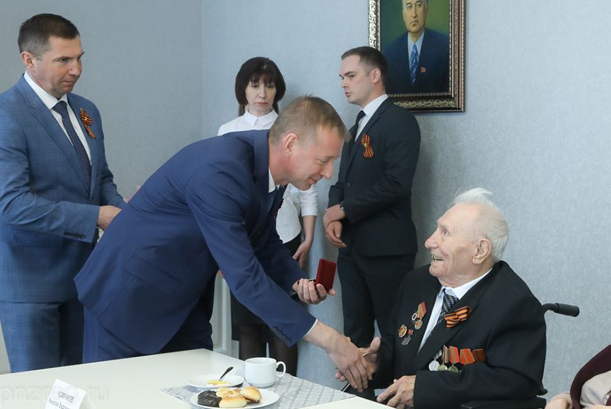 Почетным гражданам Пензы вручили знаки отличия