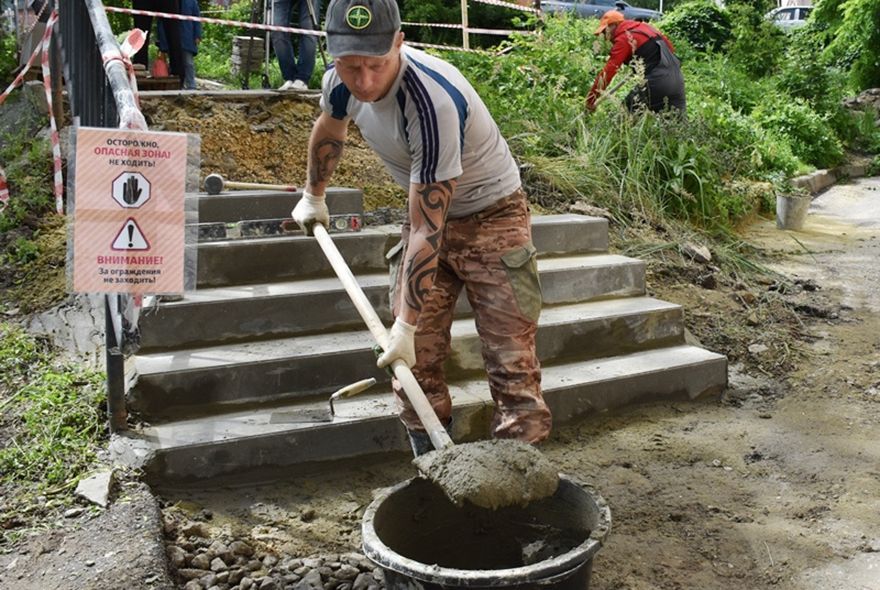 В Пензе ремонтируют лестницу на улице Кирова