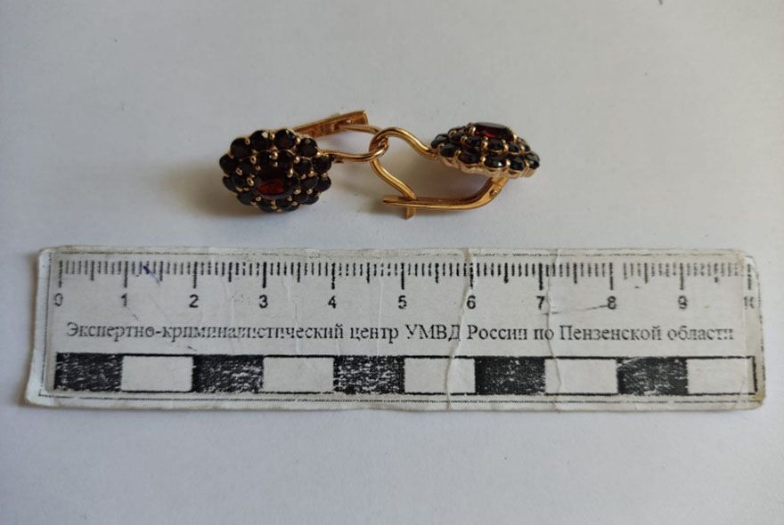 Жительница Пензы в ПВЗ подменила ювелирку на бижутерию 