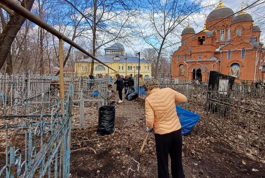 Православные волонтеры навели порядок 