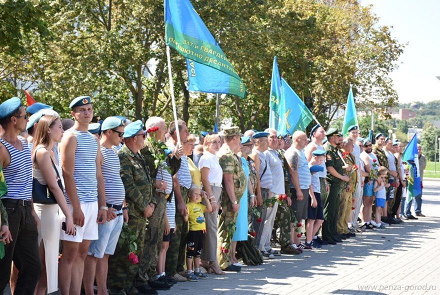 В Пензе состоялся митинг в честь Дня ВДВ