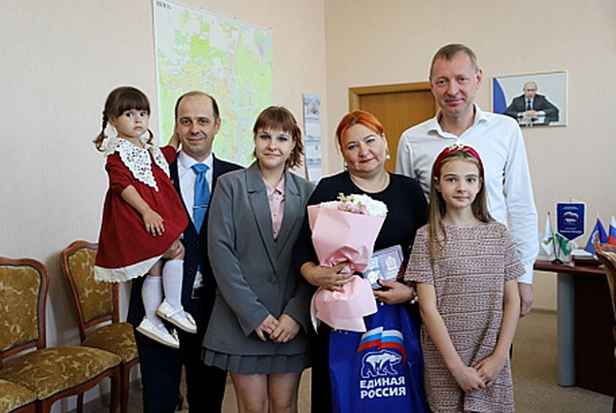 Денис Соболев вручил награды многодетным мамам 