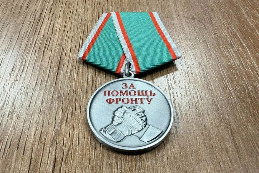 Депутату вручили медаль