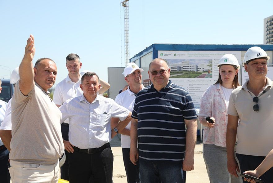 Губернатор побывал в Дальнем Арбекове и Заре