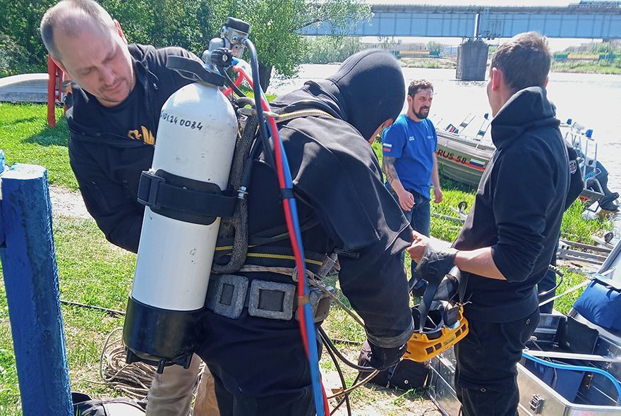 На Шуисте тренировались спасатели-водолазы