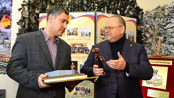 Олег Мельниченко передал экспонаты 