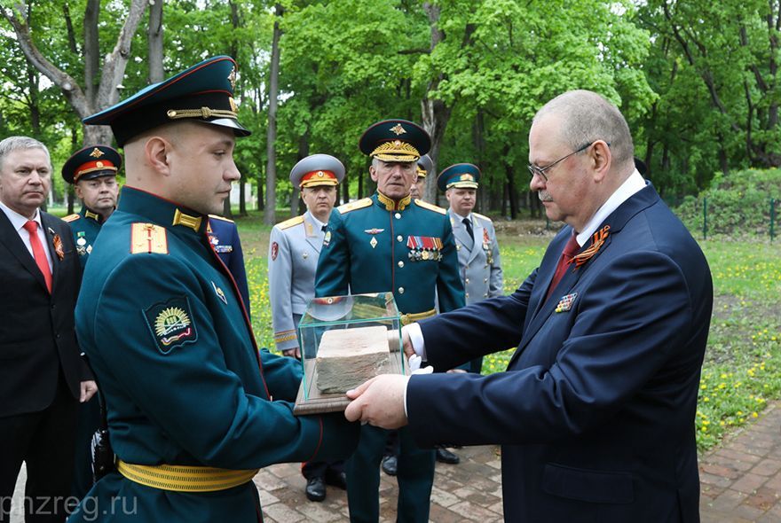 Олег Мельниченко передал в ПАИИ камень из Брестской крепости