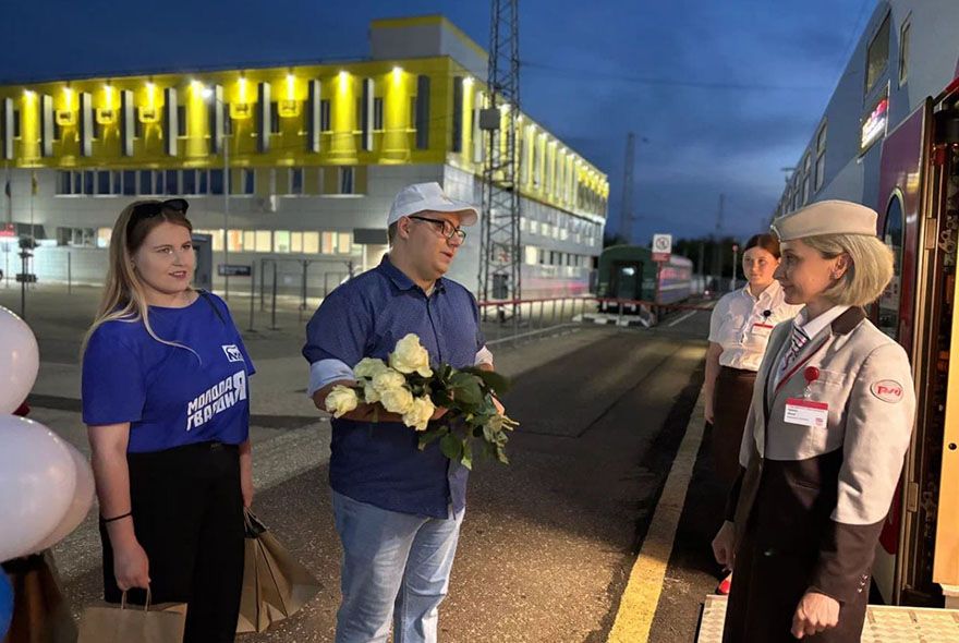 Работницам пензенского поезда «Сура» вручили розы