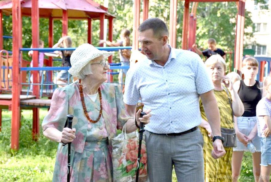 Мэр побывал на празднике двора на Суворова