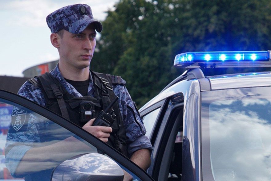 Пензенцев, распивающих алкоголь рядом с подъездом, задержали