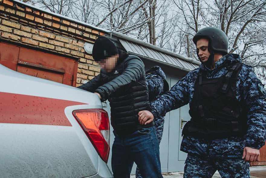 В Пензе пьяная компания сломала стул в ресторане