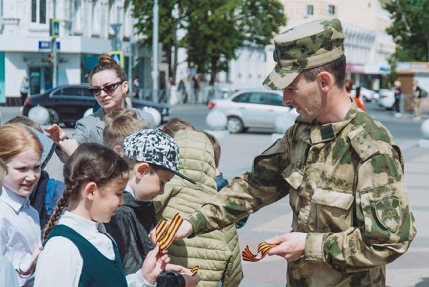 Росгвардейцы раздали пензенцам георгиевские ленточки 