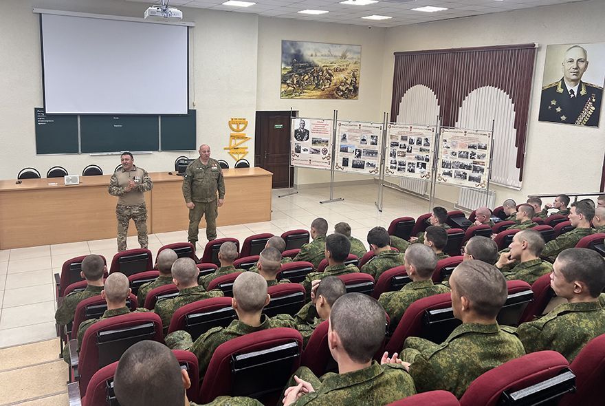 Участники сборов «Гвардеец» встретились с ветеранами СВО