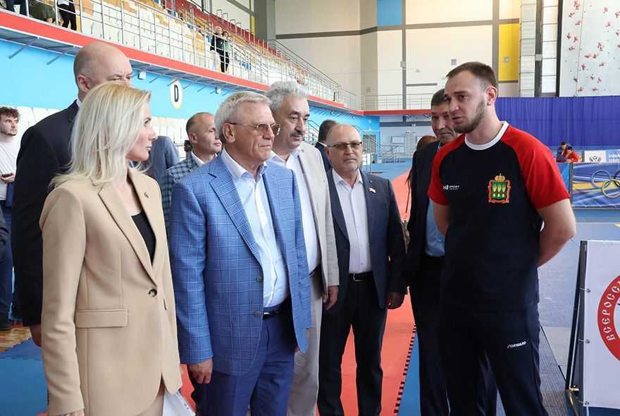 Делегация Законодателей ПФО посетила Дворец единоборств «Воейков»