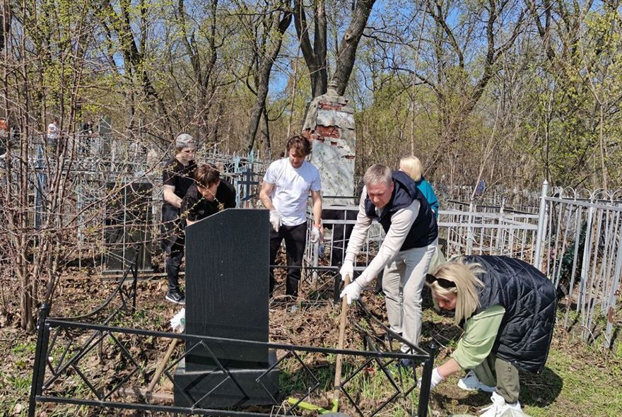 На Мироносицком кладбище Пензы прошел субботник