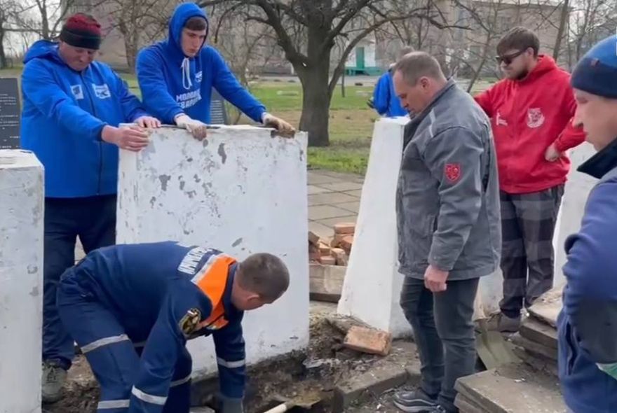 Пензенские волонтеры восстановили памятник в Токмаке