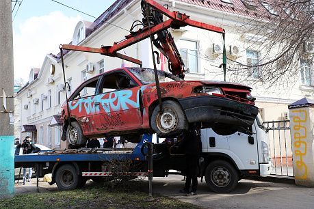 В Пензе вывозят  брошенный автохлам