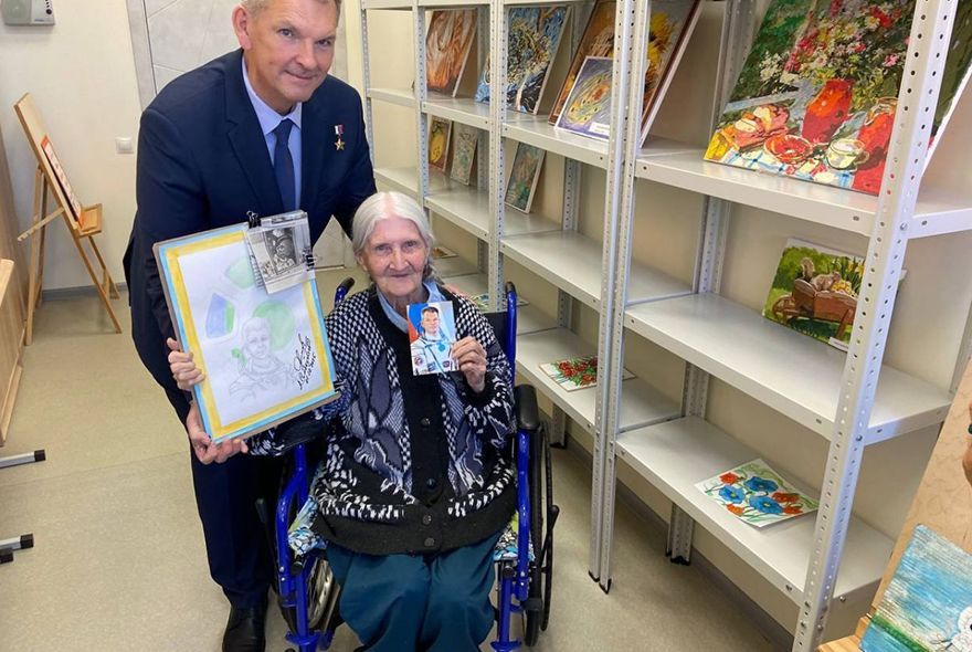 Пензенскую художницу навестил космонавт