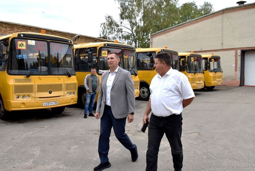 Мэр провел осмотр школьных автобусов