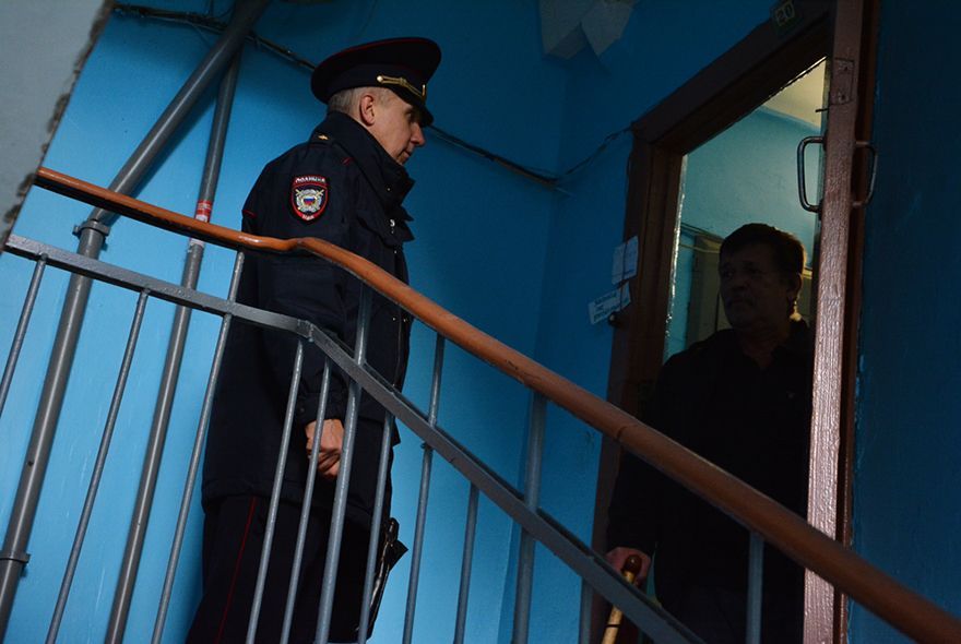 Житель Пензы чуть не задушил соседа