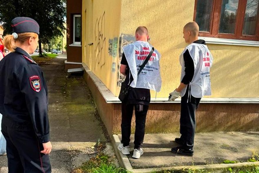 В Пензе волонтеры ликвидировали незаконные надписи