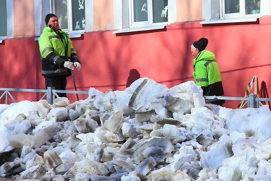 Гололед и неубранный снег: куда обращаться?