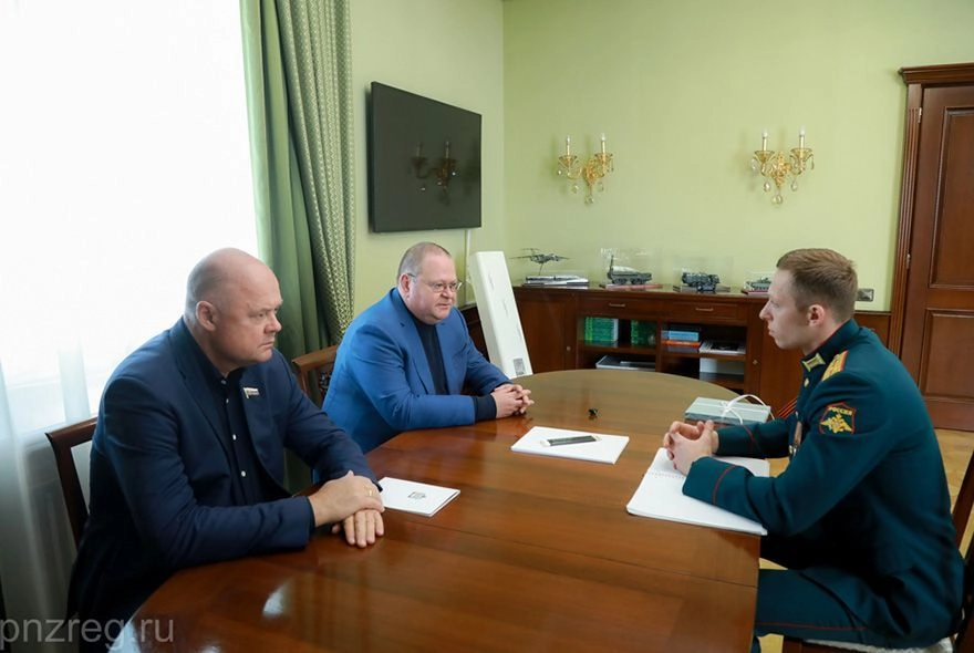 Губернатор поздравил ветерана СВО с победой на выборах