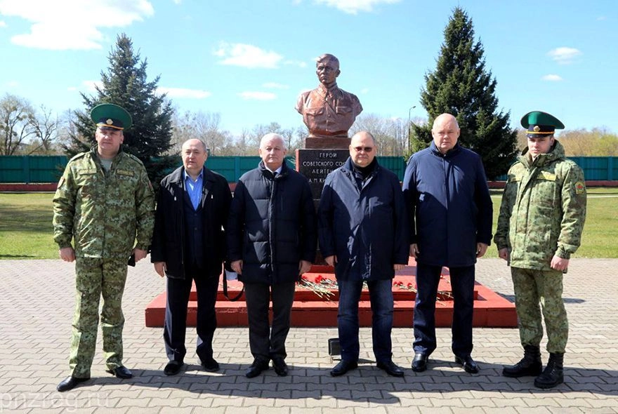Олег Мельниченко в Бресте почтил память Андрея Кижеватова