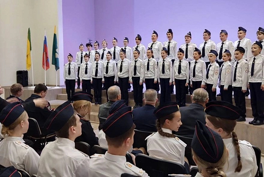 В Пензе школьники поздравили силовиков  