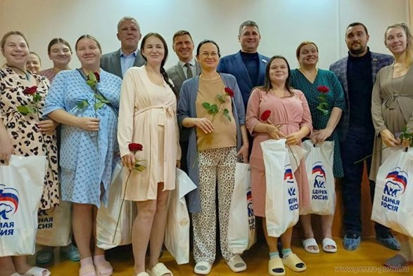 В Октябрьском районе будущим мамам вручили подарки