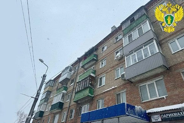 В Пензе на Западной поляне глыба льда убила женщину