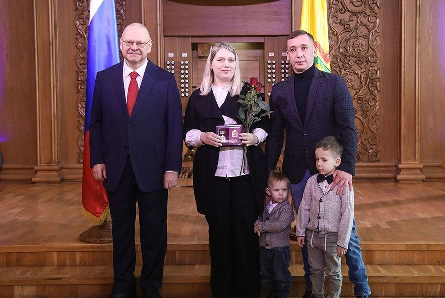 Олег Мельниченко наградил многодетных мам