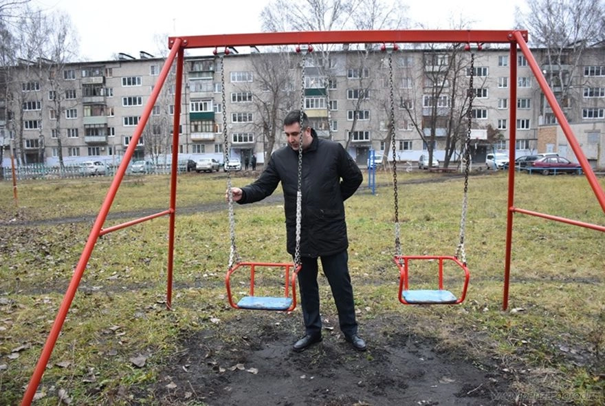 В Пензе демонтируют некачественные игровые элементы 