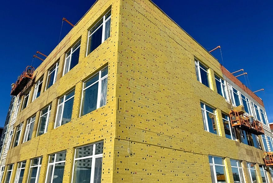 В новую школу пустили тепло