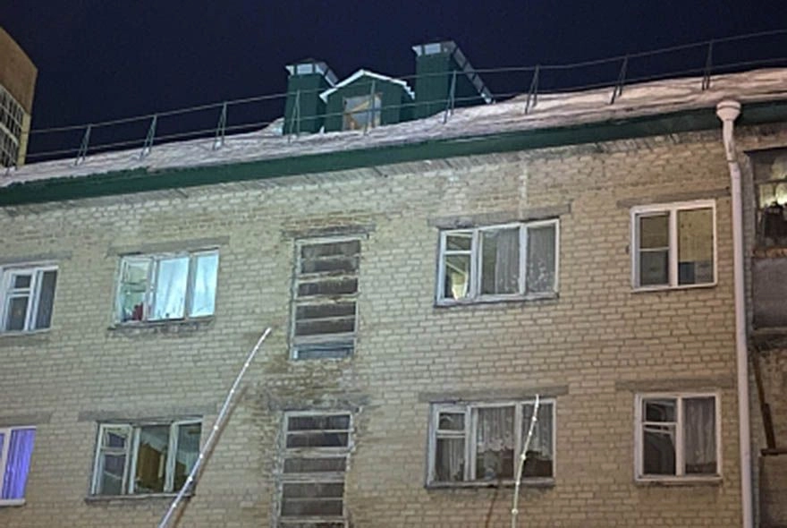 В Пензе на 74-летнего мужчину с крыши упала наледь