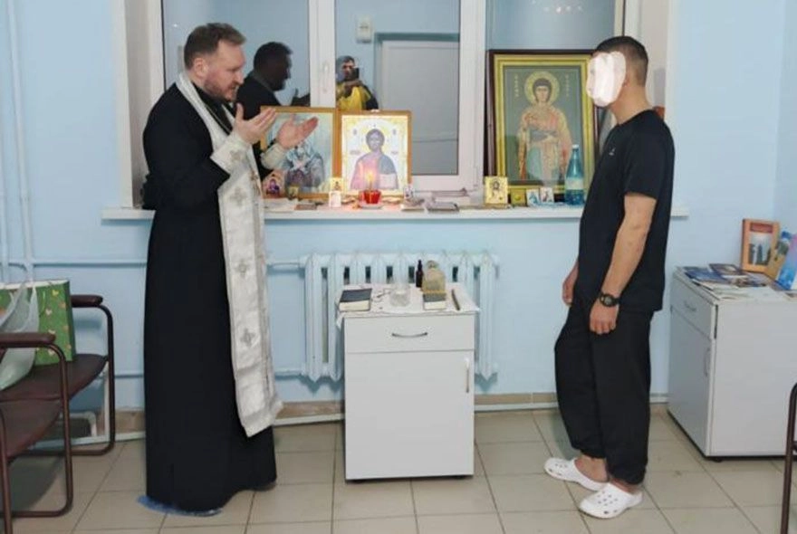 Священники у раненых 