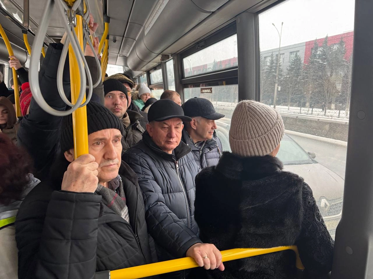 Министр проехался на автобусе